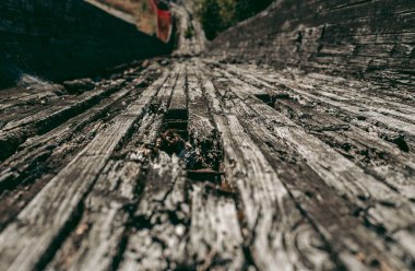 Eski terk edilmiş tahta kızak pisti Yazın gün ışığında