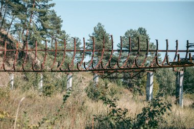 Eski terk edilmiş tahta kızak pisti Yazın gün ışığında