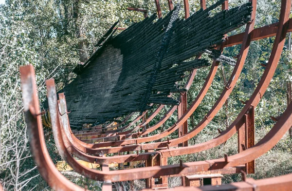 Alte Verlassene Holzrodelbahn Sommer Bei Tageslicht — Stockfoto