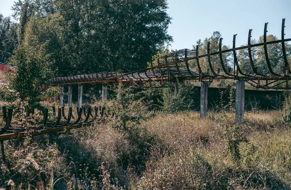 Alte Verlassene Holzrodelbahn Sommer Bei Tageslicht — Stockfoto