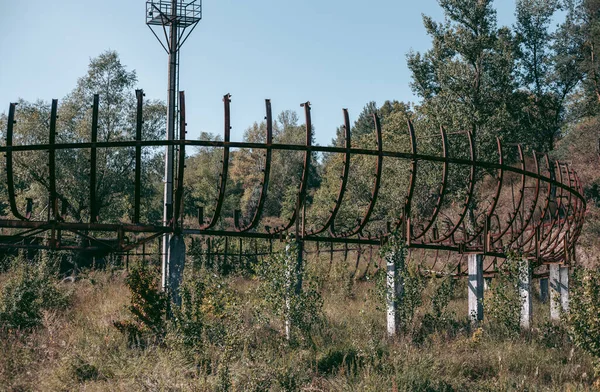 Παλιά Εγκαταλελειμμένη Ξύλινη Πίστα Έλκηθρο Καλοκαίρι Φως Της Ημέρας — Φωτογραφία Αρχείου