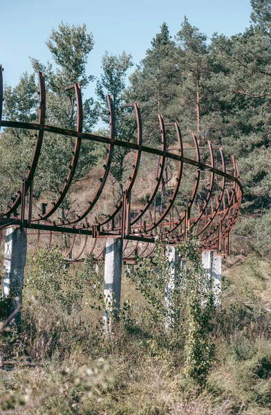 Старая Заброшенная Деревянная Бобслейка Летом Дневном Свете — стоковое фото