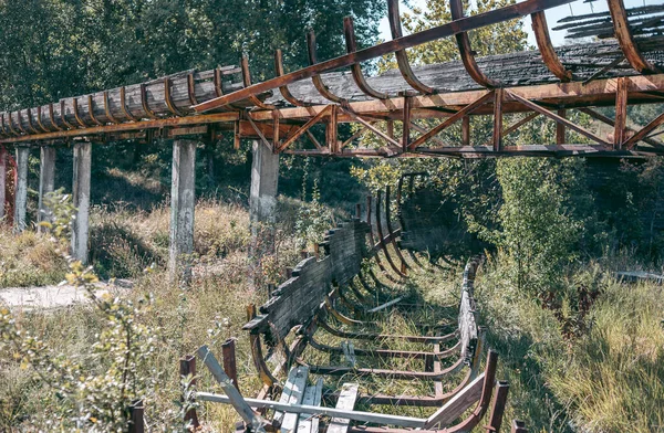 Старая Заброшенная Деревянная Бобслейка Летом Дневном Свете — стоковое фото