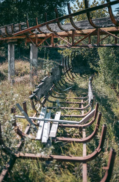 Vieille Piste Bobsleigh Bois Abandonnée Été Lumière Jour — Photo