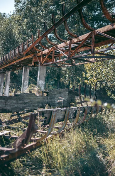 Alte Verlassene Holzrodelbahn Sommer Bei Tageslicht — Stockfoto