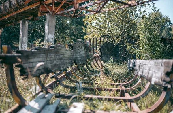 Old Ditinggalkan Kayu Trek Kereta Luncur Musim Panas Oleh Siang — Stok Foto