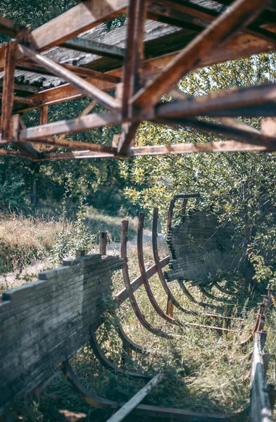 Alte Verlassene Holzrodelbahn Sommer Bei Tageslicht — Stockfoto