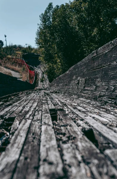 Stary Opuszczony Drewniany Tor Bobslejowy Latem Świetle Dnia — Zdjęcie stockowe