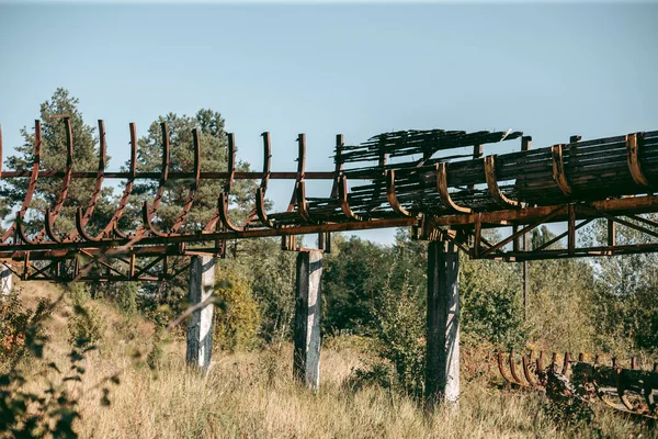 Alte Verlassene Holzrodelbahn Sommer Bei Tageslicht — Stockfoto