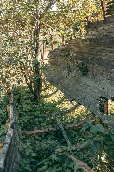 Alte Verlassene Holzrodelbahn Sommer Bei Tageslicht — Stockfoto