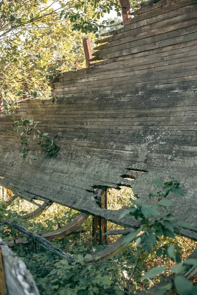Alte Verlassene Holzrodelbahn Sommer Bei Tageslicht — Stockfoto