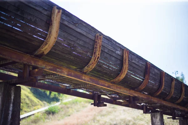 Alte Verlassene Holzrodelbahn Sommer Bei Tageslicht — Stockfoto