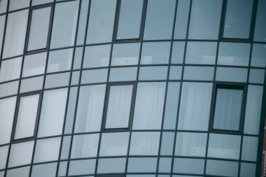 Finansal bölgede modern bir şehirde bir ofis binasının camları.