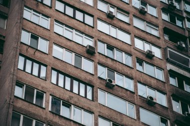 Finansal bölgede modern bir şehirde bir ofis binasının camları.