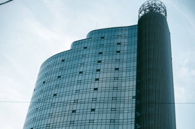 Finansal bölgede modern bir şehirde bir ofis binasının camları.