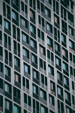 Finansal bölgede modern bir şehirde bir ofis binasının camları.