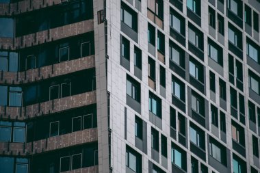 Finansal bölgede modern bir şehirde bir ofis binasının camları.