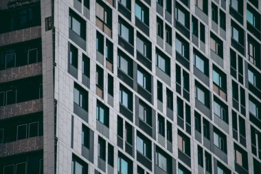 Finansal bölgede modern bir şehirde bir ofis binasının camları.