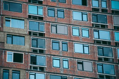 Finansal bölgede modern bir şehirde bir ofis binasının camları.