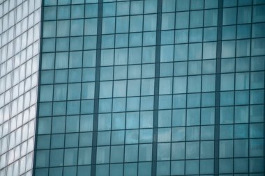 Finansal bölgede modern bir şehirde bir ofis binasının camları.