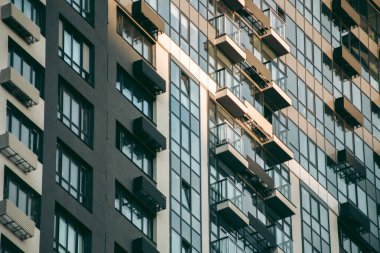 Finansal bölgede modern bir şehirde bir ofis binasının camları.