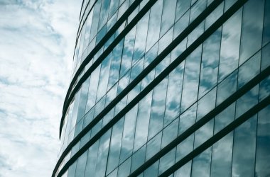 Finansal bölgede modern bir şehirde bir ofis binasının camları.