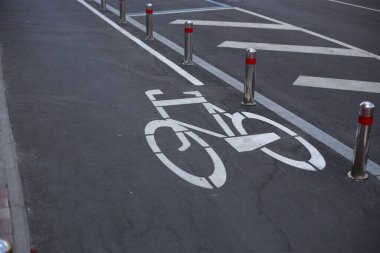 Şehirdeki caddelerde bisiklet park etmek.