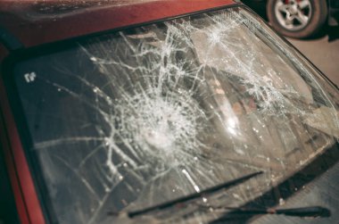 Şehirdeki kazadan sonra hurdaya dönmüş eski bir araba.