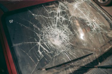 Şehirdeki kazadan sonra hurdaya dönmüş eski bir araba.