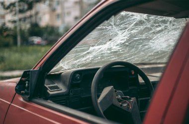 Şehirdeki kazadan sonra hurdaya dönmüş eski bir araba.