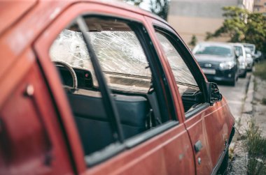 Şehirdeki kazadan sonra hurdaya dönmüş eski bir araba.