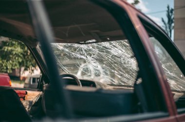 Şehirdeki kazadan sonra hurdaya dönmüş eski bir araba.