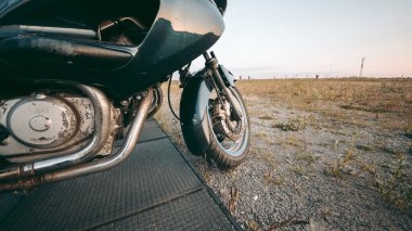 Spor bisikleti sabah güneşinin altında park halinde.