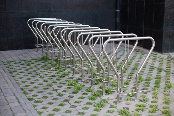 在城市的大街上自行车停放 — 图库照片