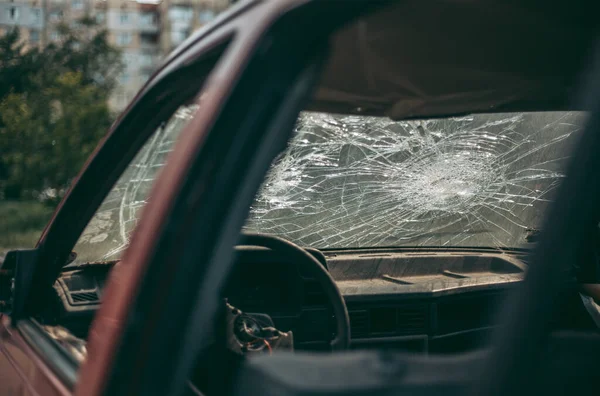 Viejo Coche Abandonado Destrozado Después Accidente Ciudad — Foto de Stock