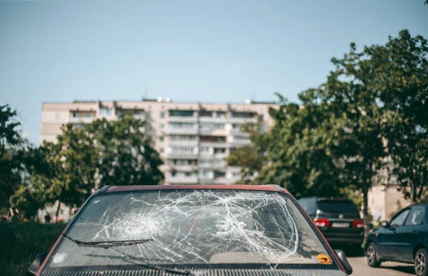 キエフ ウクライナ10 2020 旧市内での事故後に放棄された車を破壊 — ストック写真