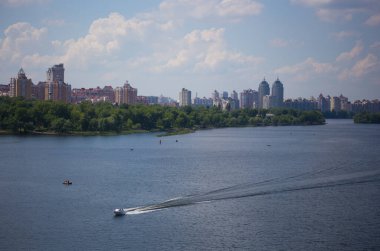 Kyiv, Ukrayna 09.15.2020: Sürat teknesi nehir boyunca yol alır