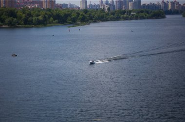 Kyiv, Ukrayna 09.15.2020: Sürat teknesi nehir boyunca yol alır