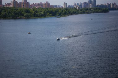 Kyiv, Ukrayna 09.15.2020: Sürat teknesi nehir boyunca yol alır