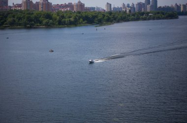 Kyiv, Ukrayna 09.15.2020: Sürat teknesi nehir boyunca yol alır