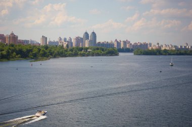 Motorlu tekne nehir boyunca yol alır.