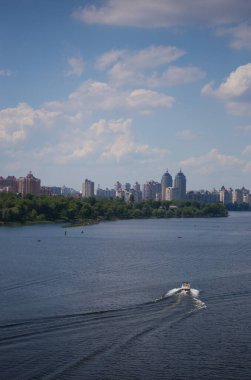 Motorlu tekne nehir boyunca yol alır.