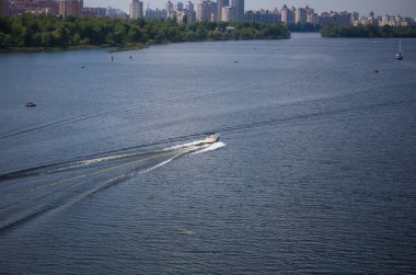 Motorlu tekne nehir boyunca yol alır.