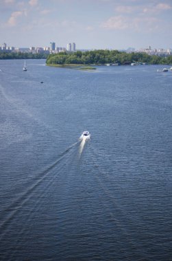 Motorlu tekne nehir boyunca yol alır.