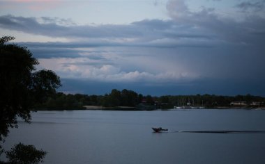 Motorlu tekne nehir boyunca yol alır.