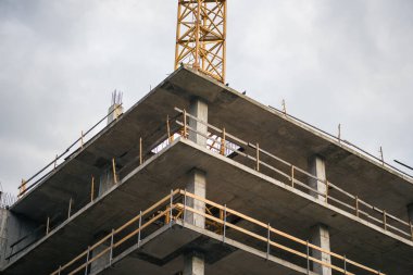 Şehirde yüksek bir ev inşa etmek.