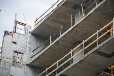 Şehirde yüksek bir ev inşa etmek.