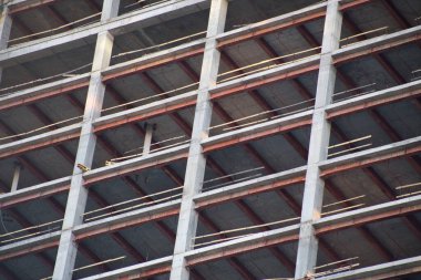 Şehirde yüksek bir ev inşa etmek.