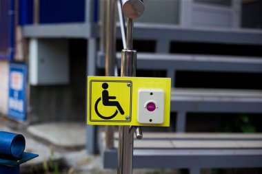 Engelli ve tekerlekli sandalyeli insanlara yardım etmek için personel çağırma düğmesi
