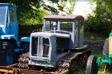 Eski terk edilmiş tarım makineleri hasat için.